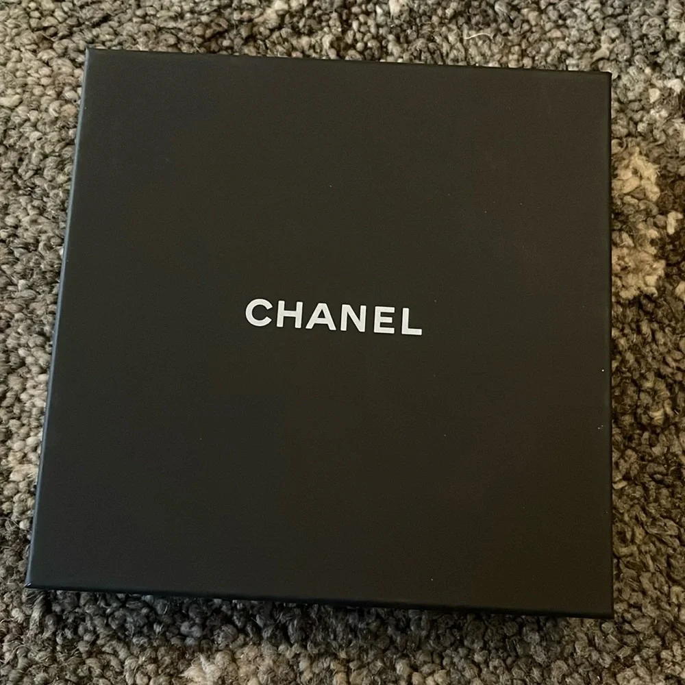 Chanel Black Box - Picture 1 of 10